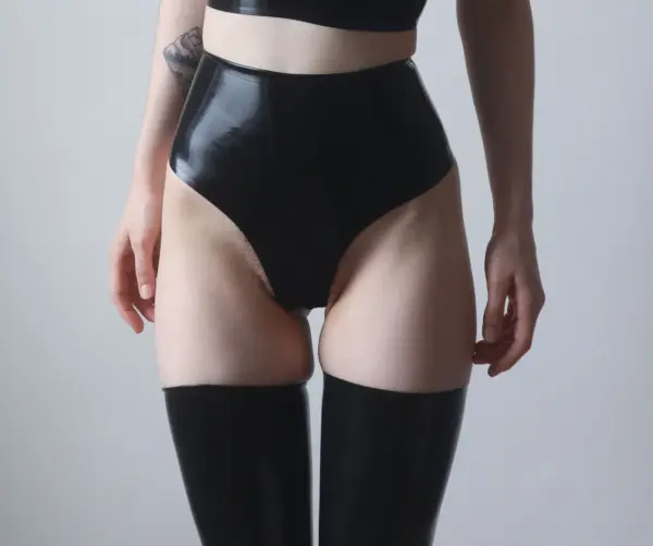 High-Waisted Latex Knickers with Front-to-Back Zipper – Black Rubber Panties